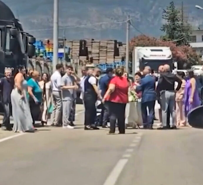 Gli sposi bloccano il traffico e allestiscono il banchetto in mezzo alla strada: il video surreale dalla provincia di Salerno