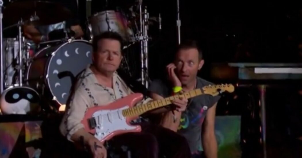 L’esibizione di Michael J. Fox al concerto dei Coldplay e l’omaggio di Chris Martin all’attore: “Se esiste la band è grazie a te”