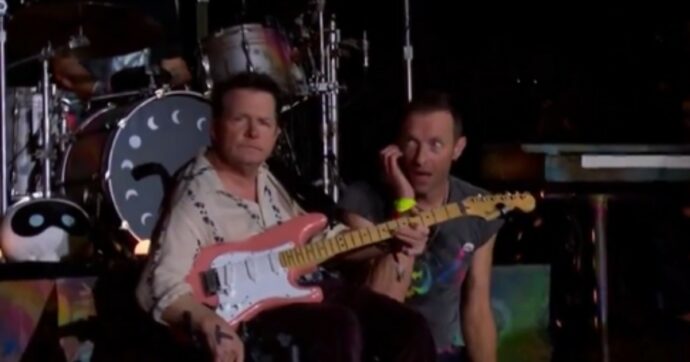 Copertina di L’esibizione di Michael J. Fox al concerto dei Coldplay e l’omaggio di Chris Martin all’attore: “Se esiste la band è grazie a te”