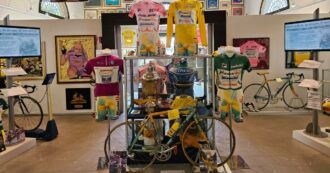 Copertina di Tour de France, nella tappa-tributo a Pantani vince Vauquelin e Pogacar è maglia gialla. Ma la notizia è un’altra: Vingegaard c’è e sta bene
