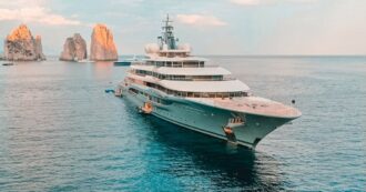Copertina di Avvistato lo yacht più costoso al mondo: ha 11 appartamenti e può ospitare fino a 25 persone. Ecco a chi appartiene il “Flying Fox”