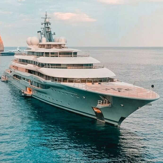 Avvistato lo yacht più costoso al mondo: ha 11 appartamenti e può ospitare fino a 25 persone. Ecco a chi appartiene il “Flying Fox”