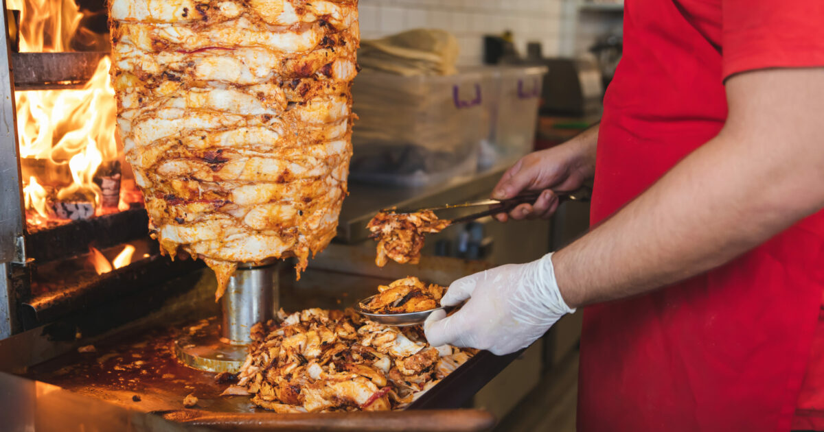 “Il Döner è nostro”: scoppia la “guerra del kebab” tra Turchia e Germania. Ecco cosa sta accadendo e cosa c’entra l’Unione Europea