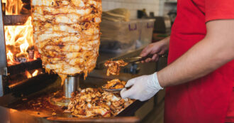 Copertina di “Il Döner è nostro”: scoppia la “guerra del kebab” tra Turchia e Germania. Ecco cosa sta accadendo e cosa c’entra l’Unione Europea