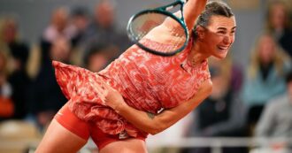Copertina di Wimbledon, si ritira Aryna Sabalenka: “Posso allenarmi, posso tirare colpi, ma appena mi chiedi di andare a servire sento dolore”
