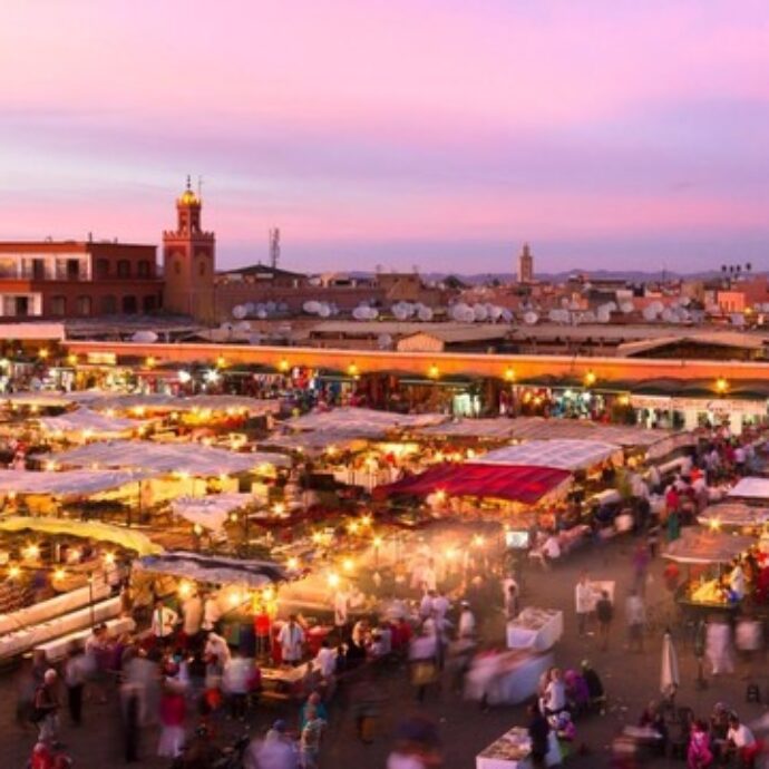 72 ore a Marrakech, cosa fare e cosa vedere: dalla cena nel deserto ai Giardini Majorelle, la nostra guida per una vacanza tra profumi e colori