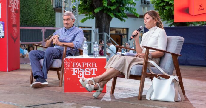 Copertina di “Paper Fest. Libri in piazza”, Padellaro presenta “Solo la verità lo giuro. Giornalisti-Artisti-Pagliacci” con Cristina Lorenzi. Rivedi l’incontro