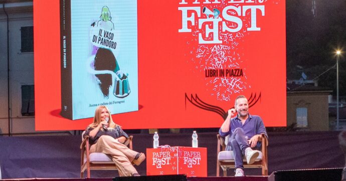 Copertina di “Paper Fest – Libri in piazza”, Selvaggia Lucarelli racconta “Il vaso di Pandoro. Ascesa e caduta dei Ferragnez”. Rivedi l’incontro con Luca Sommi