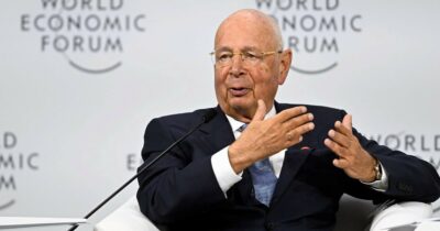 Copertina di Klaus Schwab, fondatore del World Economic Forum, lascia dopo 55 anni. Nel 2024 le accuse di molestie e mobbing