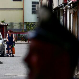 Copertina di La bambina contesa dal clan: minacce armate alla mamma