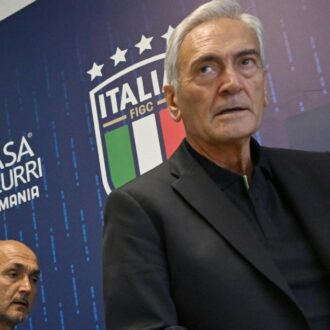 Copertina di Tutti gli uomini di Gravina: così non lascia, ma raddoppia