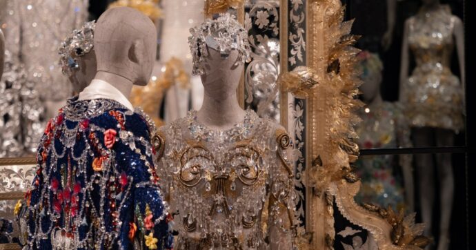 Copertina di La mostra di Dolce e Gabbana a Palazzo Reale, il luogo giusto per celebrare bellezza e artigianalità