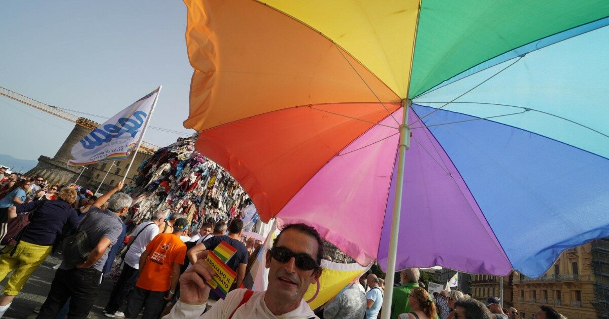 Aggredite al Napoli Pride a colpi di casco: “Fate schifo, dovete morire”. Il racconto: “Sulla mia fidanzata si sono accanite in tre”