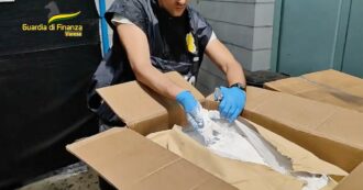 Copertina di Malpensa, sequestrate 6 tonnellate di sostanze per raffinare l’ecstasy: si potevano produrre fino a 63 milioni di pasticche di mdma