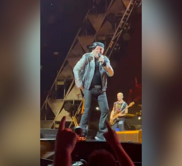 Vasco Rossi chiude il tour e anche a Bari cita Salvini: “Basta essere solo un po’ ignoranti, come lui…” – Il video