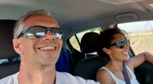 Copertina di Sul pullman non c’è più posto, affittano un van e rimangono coinvolti in uno schianto: morto in Egitto Davide Baggio, grave la moglie