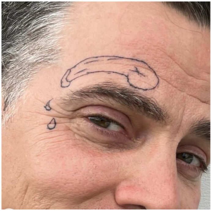 Un pene d’artista tatuato in faccia: l’ultima follia della star di “Jackass” Steve-O per promuovere il nuovo tour