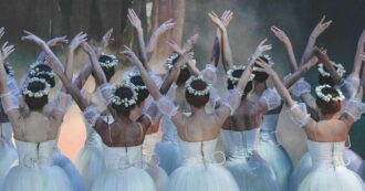 Copertina di La danza è a ritmo precario. Così in Italia si esternalizza