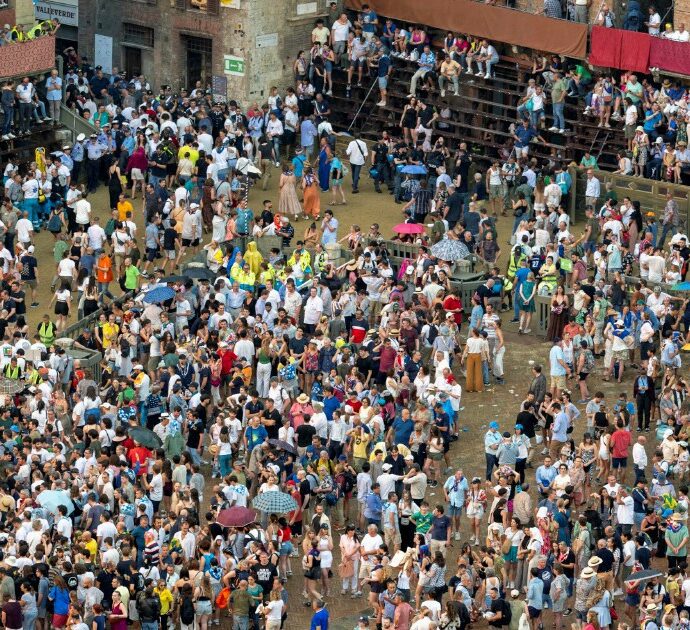 Violento acquazzone si abbatte sulla città, rinviato il Palio di Siena: ecco quando correranno i cavalli