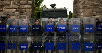 Copertina di Turchia, gruppo di persone attacca i negozi dei cittadini siriani: 77 arresti e cinque agenti feriti
