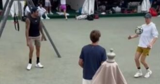 Copertina di Sinner e Berrettini giocano a calcio prima di sfidarsi a Wimbledon: “La vera Nazionale italiana” – Il video dei (pregevoli) palleggi