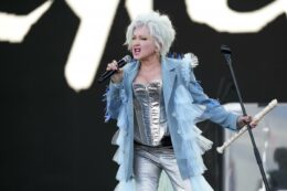 Copertina di Cos’è la psoriasi cronica a placche, la malattia di cui soffre Cindy Lauper: “Scatenata anche da traumi, grandi paure e forte stress”