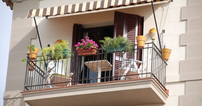 Copertina di Eiacula in testa alla vicina dal balcone di casa: a processo per “getto pericoloso di cose”