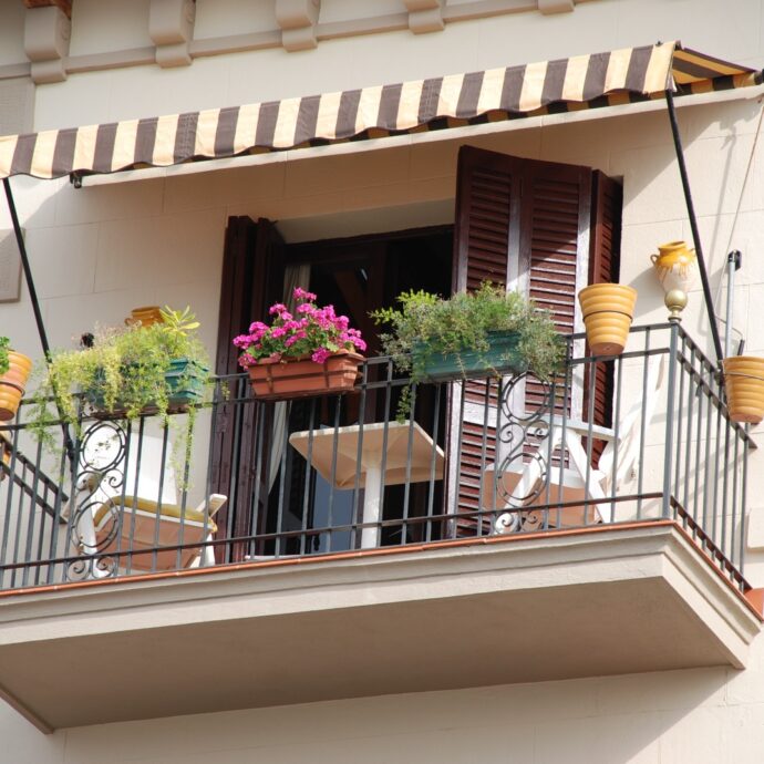 Eiacula in testa alla vicina dal balcone di casa: a processo per “getto pericoloso di cose”