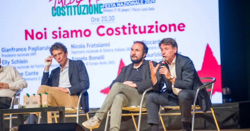 Lo scivolone di Conte dal palco dell’Anpi: “Nel 2026 c’è stato qui a Bologna l’attentato a Matteotti…”
