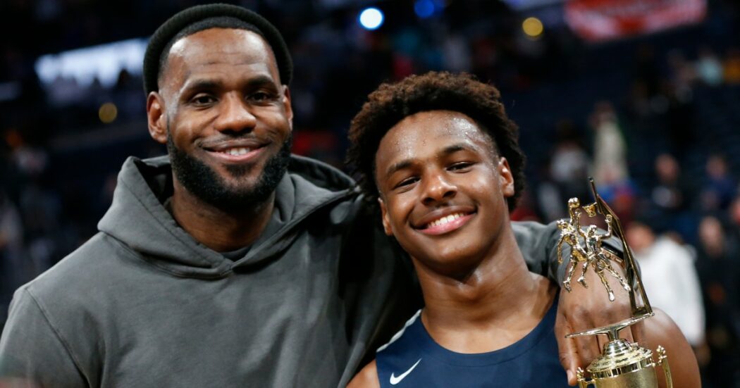LeBron James firma il rinnovo fino a 41 anni: giocherà con il figlio Bronny nei Los Angeles Lakers
