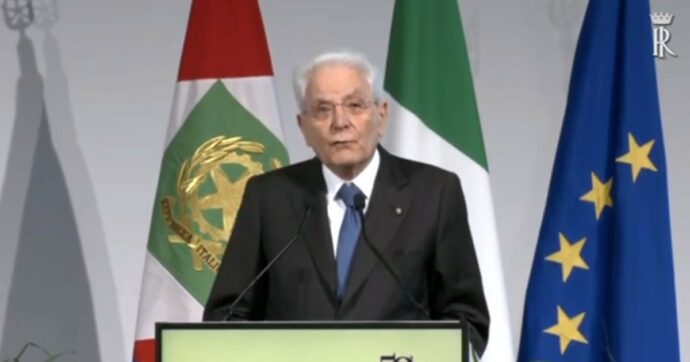 Copertina di Mattarella: “Libertà vulnerate con democrazie depotenziate, non si ricorra a semplificazioni di sistema in nome del ‘dovere di governare'”