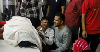 Copertina di Calca durante un raduno religioso nell’Uttar Pradesh, in India: almeno 121 persone morte schiacciate
