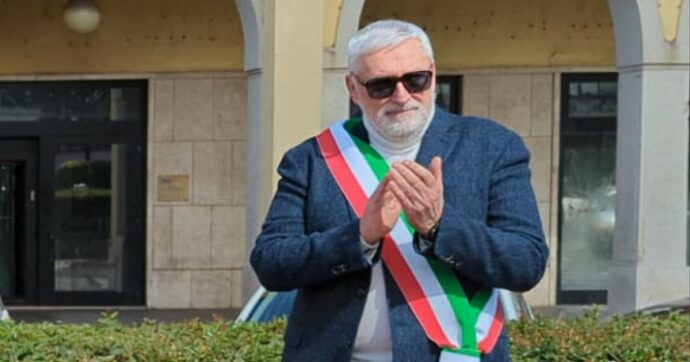 Operazione antimafia ad Aprilia, 25 arresti: c’è anche il sindaco di Forza Italia Principi. I pm: “Comune completamente controllato dai clan”