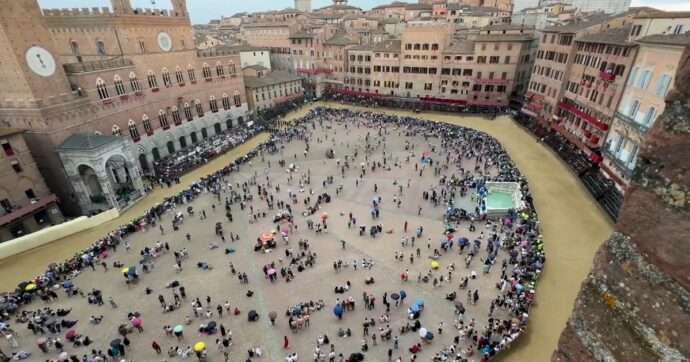 Copertina di Nuovo rinvio per il Palio di Siena a causa della pioggia: l’ultima volta che una Carriera fu spostata di due giorni fu nel 1979