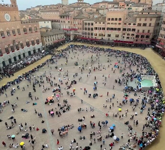 Nuovo rinvio per il Palio di Siena a causa della pioggia: l’ultima volta che una Carriera fu spostata di due giorni fu nel 1979