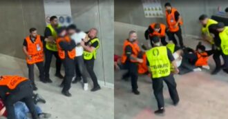 Copertina di Due tifosi presi a calci e pugni da almeno 7 steward durante Portogallo-Slovenia: il video della violenza girato dagli spalti