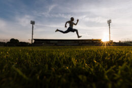 Copertina di Fare attività fisica annulla gli effetti dell’alcol? Ecco cosa c’è di vero secondo uno studio che ha seguito 25mila persone per 20 anni