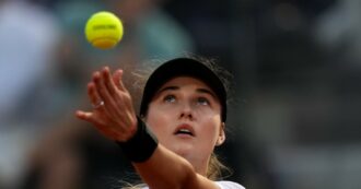 Copertina di Anna Kalinskaya non parteciperà alle Olimpiadi: la rinuncia della tennista russa fidanzata di Sinner