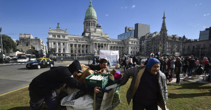 Copertina di Argentina, la macelleria sociale di Milei non si ferma. Migliaia di dipendenti pubblici licenziati con un messaggio su whatsapp