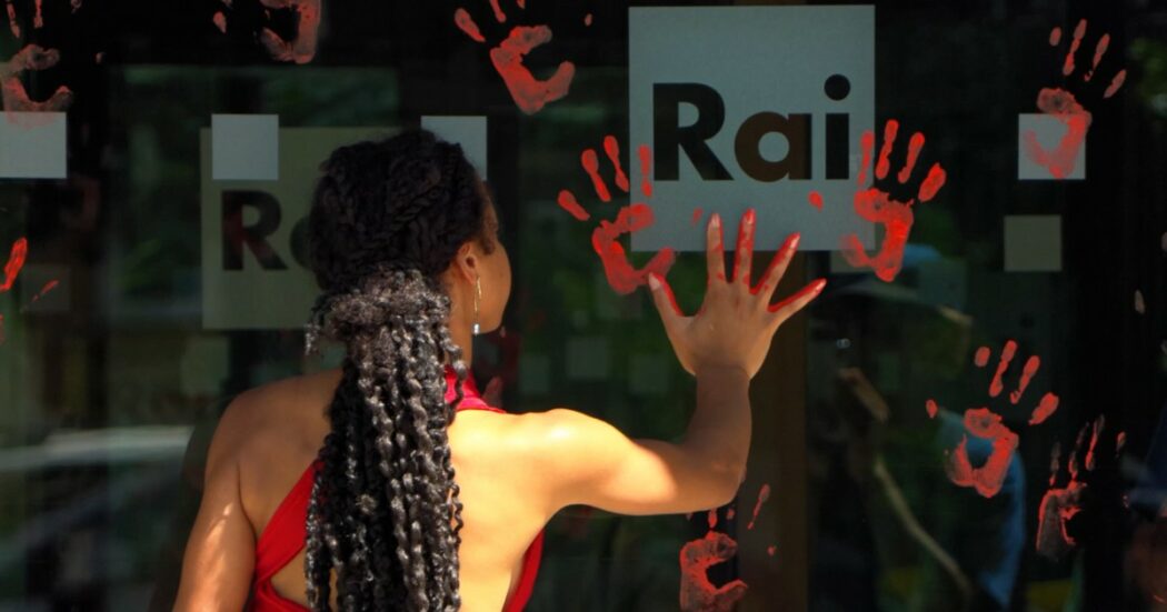 Azione contro i femminicidi alla sede Rai di Viale Mazzini: gli attivisti lasciano impronte di mani con vernice rossa sulle vetrate
