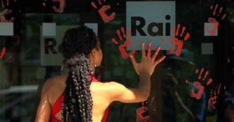 Copertina di Azione contro i femminicidi alla sede Rai di Viale Mazzini: gli attivisti lasciano impronte di mani con vernice rossa sulle vetrate