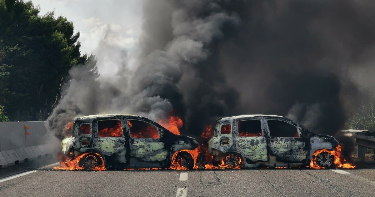 Assalto a un portavalori tra Lecce e Brindisi: auto incendiate in superstrada e colpi d’arma da fuoco | video
