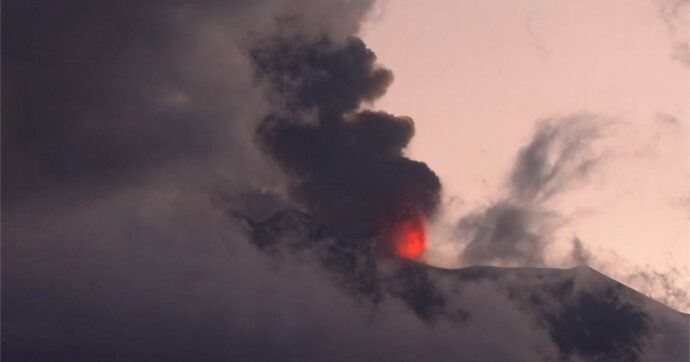 Copertina di Etna in eruzione, grandi fontane di lava dal cratere Voragine: le immagini