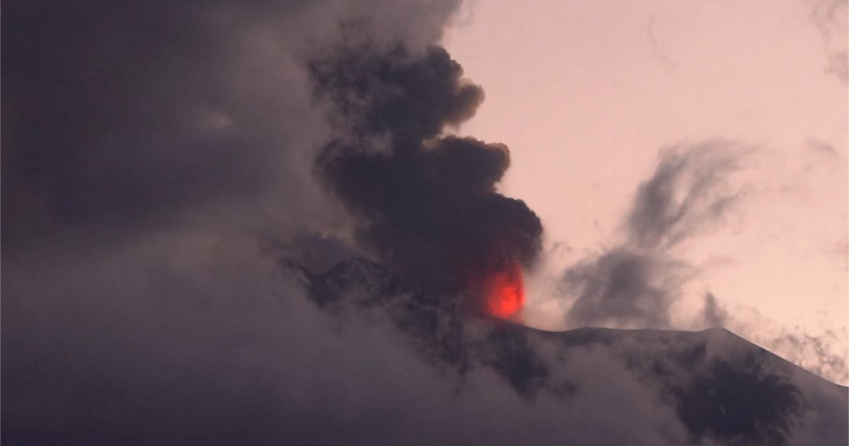Etna in eruzione, grandi fontane di lava dal cratere Voragine: le immagini