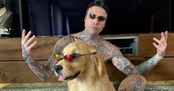 Copertina di Fedez: “Mi sta sulle scatole perché è una persona molto intelligente, con un principio autodistruttivo devastante. Però gli voglio bene”. Ecco cosa ha detto il rapper (su chi?)