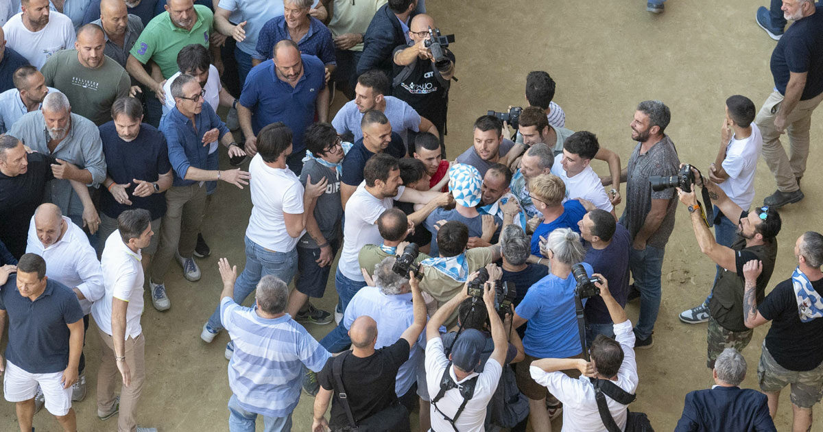 Palio di Siena, dopo due rinvii per pioggia vince la contrada dell’Onda