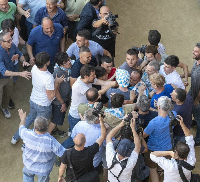 Palio di Siena, dopo due rinvii per pioggia vince la contrada dell’Onda