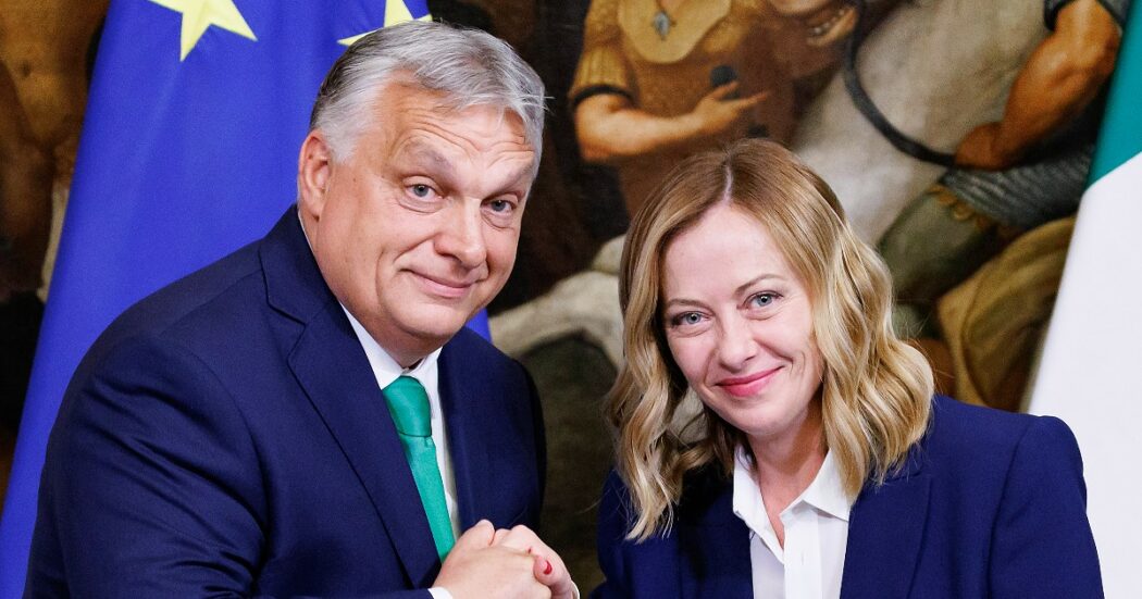 Perché la partita in Ue di Meloni si fa più complicata: Orbán vuole sfilarle la guida della destra, Von der Leyen ha in tasca l’intesa coi Verdi