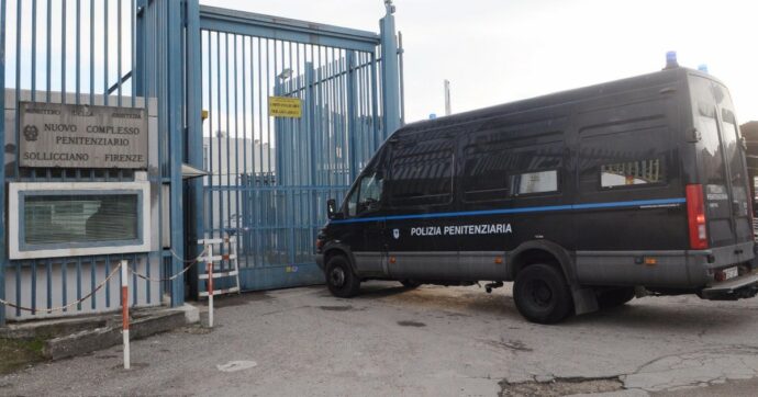 Rivolta nel carcere di Sollicciano: appiccato anche un incendio. Poche ore prima il suicidio di un detenuto di 20 anni