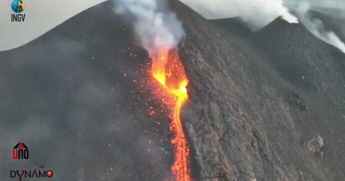 Copertina di Paura a Stromboli: esplosione con colata lavica sul vulcano. Le immagini dell’intensa nube di cenere e del flusso piroclastico – Video